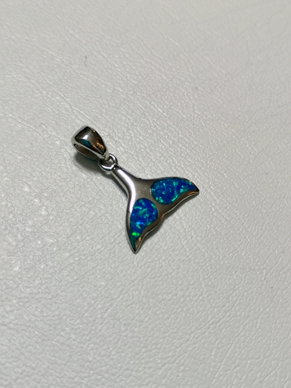 Stříbrný přívěsek - mořská ploutev s opálem, rhodiovaný
