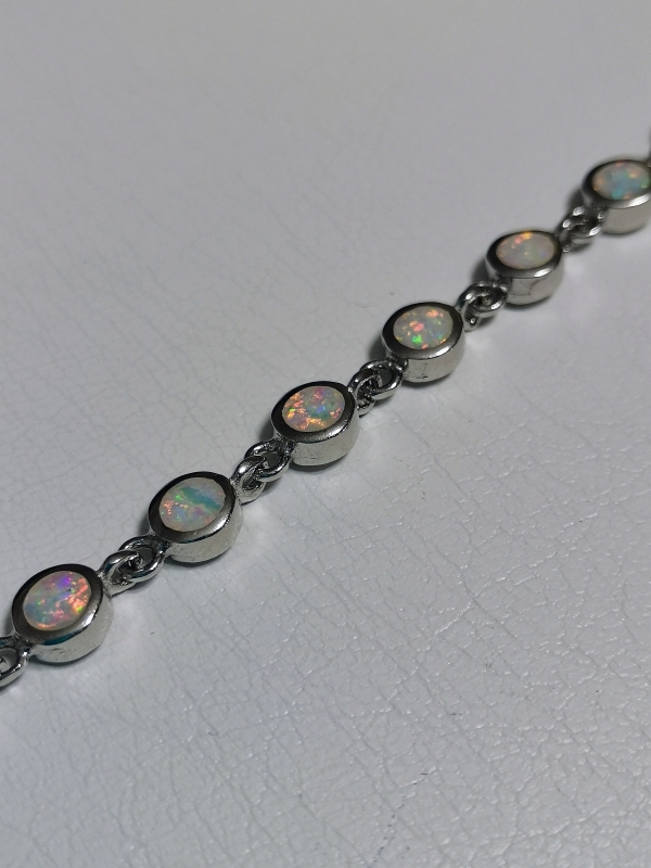 Stříbrný náramek s bílým opálem, rhodiovaný