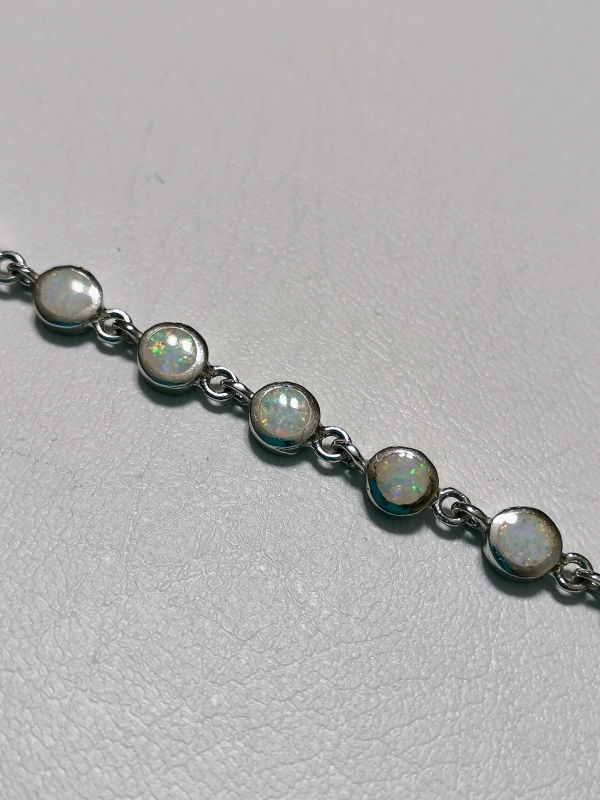 Stříbrný náramek s bílým opálem, rhodiovaný