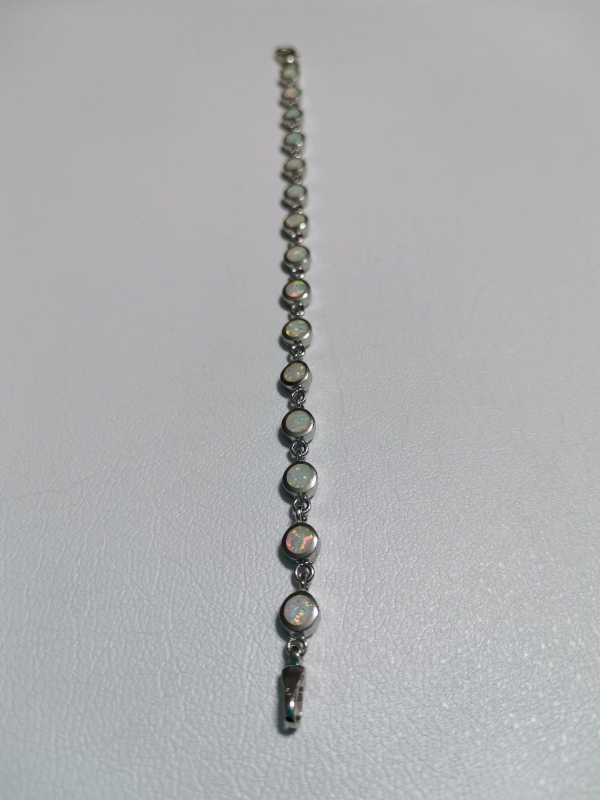 Stříbrný náramek s bílým opálem, rhodiovaný