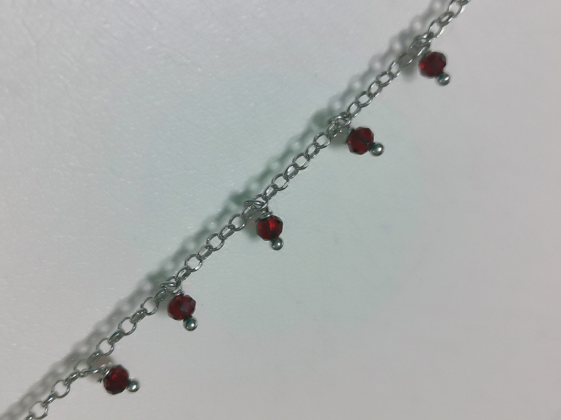 Stříbrný nákotník s červenými korálky, rhodiovaný