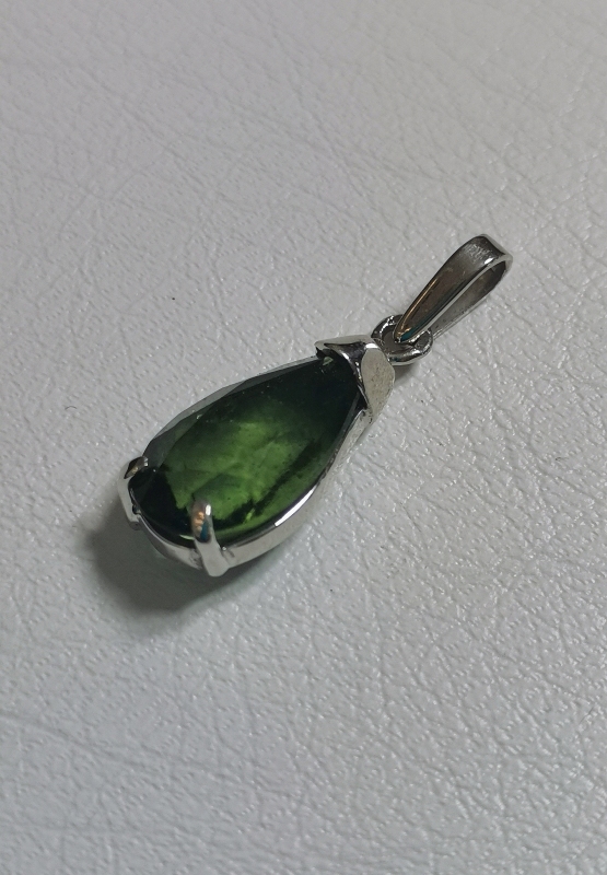 Přívěšek z broušeného vltavínu s masivním ouškem ze stříbra