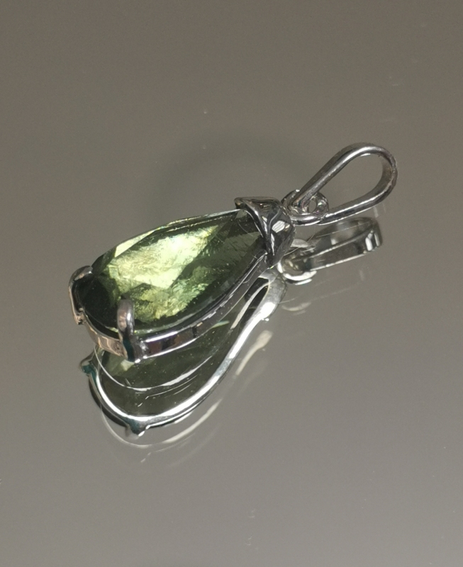 Přívěšek z broušeného vltavínu s masivním ouškem ze stříbra