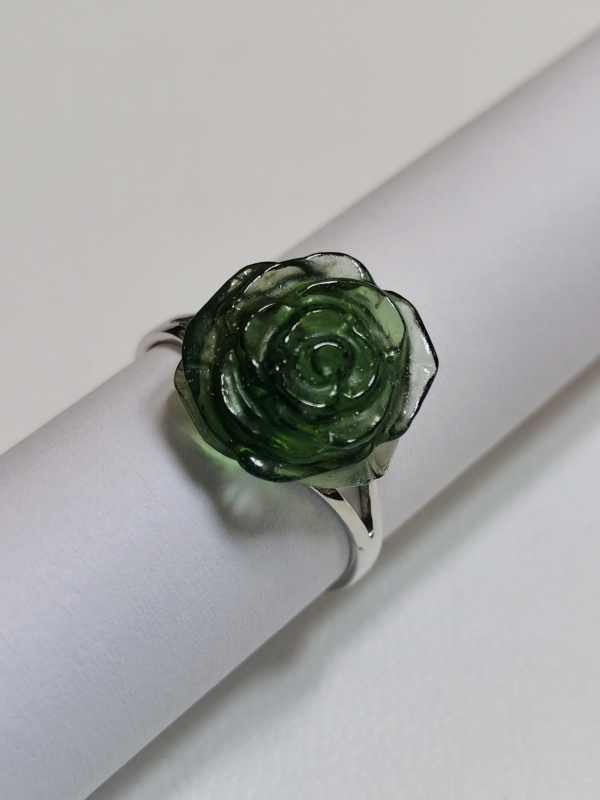 Zlatý prsten s vyřezanou růží z vltavínu