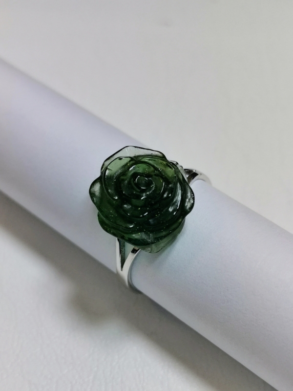 Zlatý prsten s vyřezanou růží z vltavínu