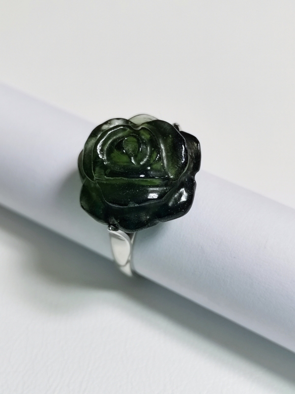 Stříbrný prsten s vyřezanou růží z vltavínu