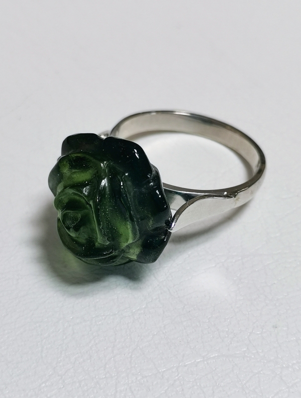 Stříbrný prsten s vyřezanou růží z vltavínu