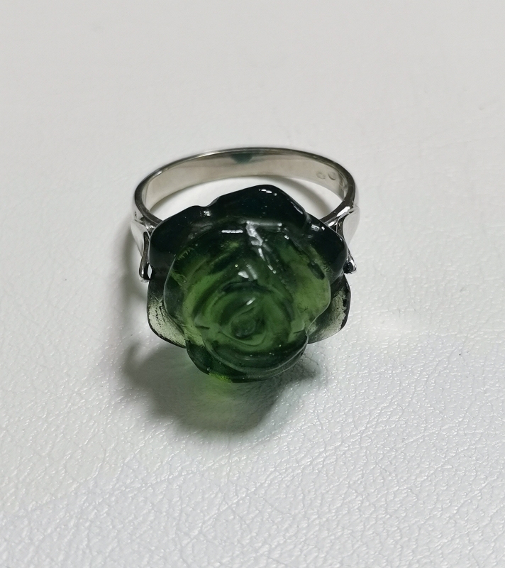 Stříbrný prsten s vyřezanou růží z vltavínu