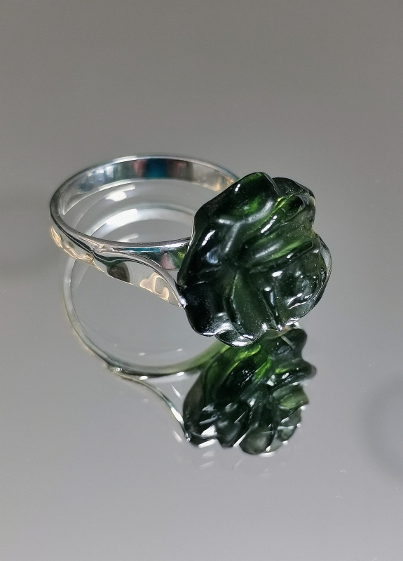 Stříbrný prsten s vyřezanou růží z vltavínu