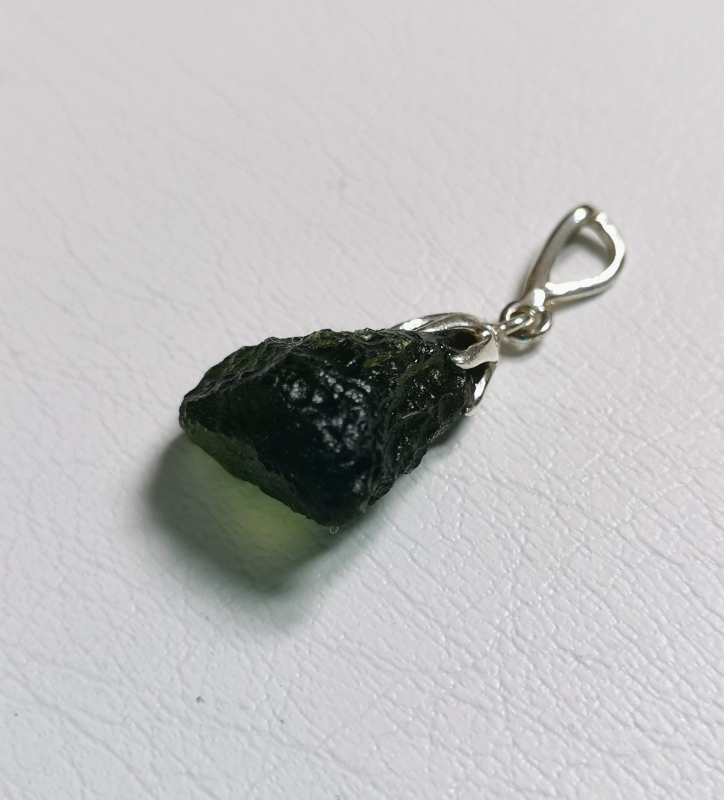 Přívěšek z přírodního vltavínu s ouškem ze stříbra