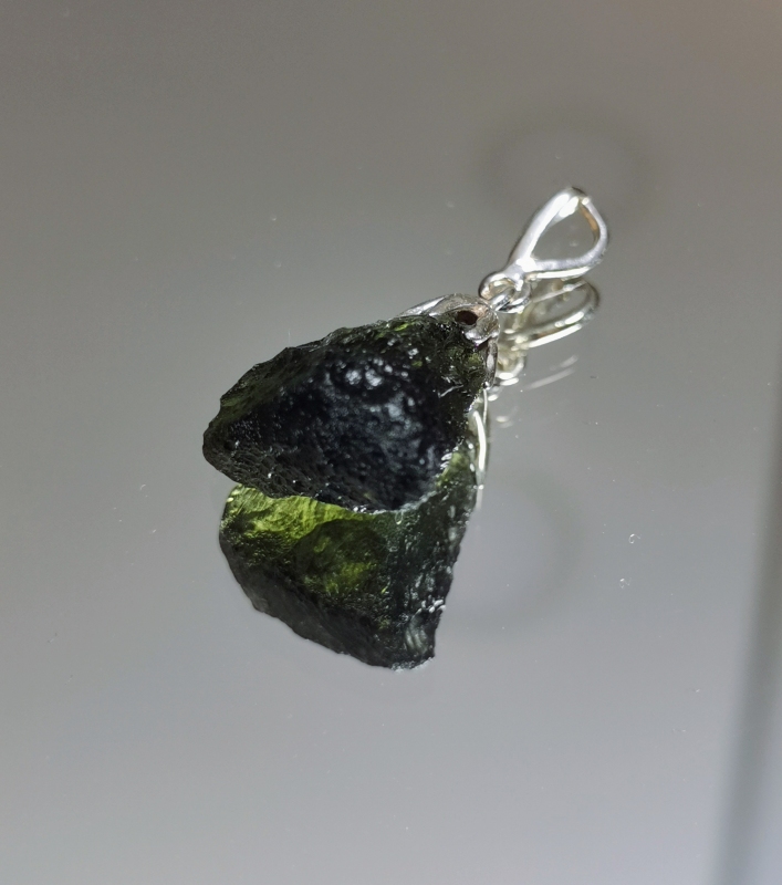 Přívěšek z přírodního vltavínu s ouškem ze stříbra