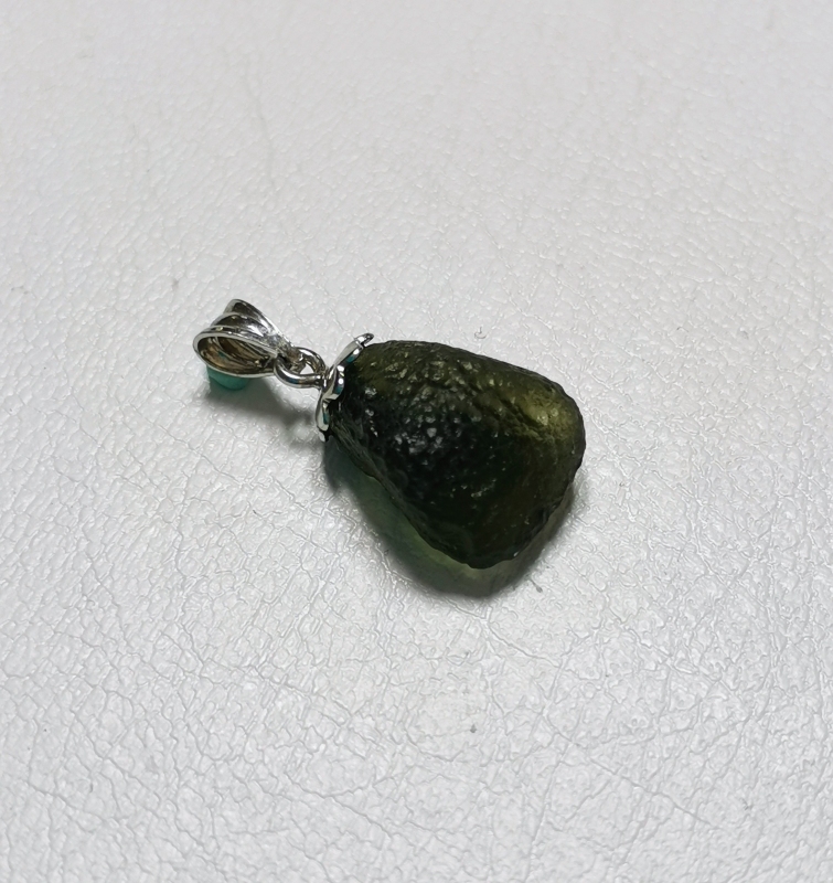 Přívěšek z přírodního vltavínu s ouškem ze stříbra