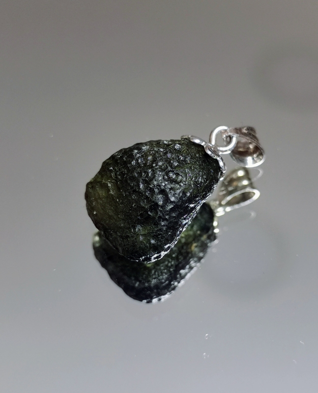 Přívěšek z přírodního vltavínu s ouškem ze stříbra