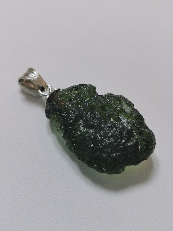 Přívěšek z přírodního vltavínu s ouškem ze stříbra