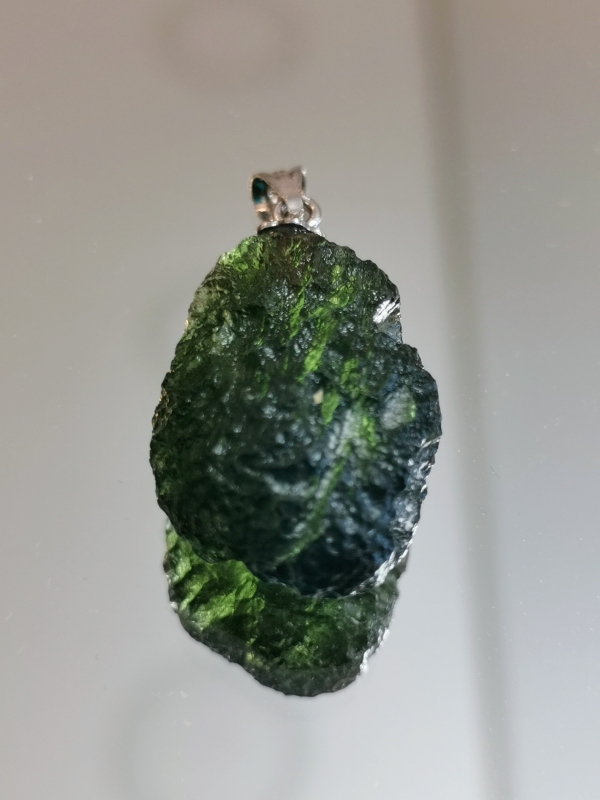 Přívěšek z přírodního vltavínu s ouškem ze stříbra