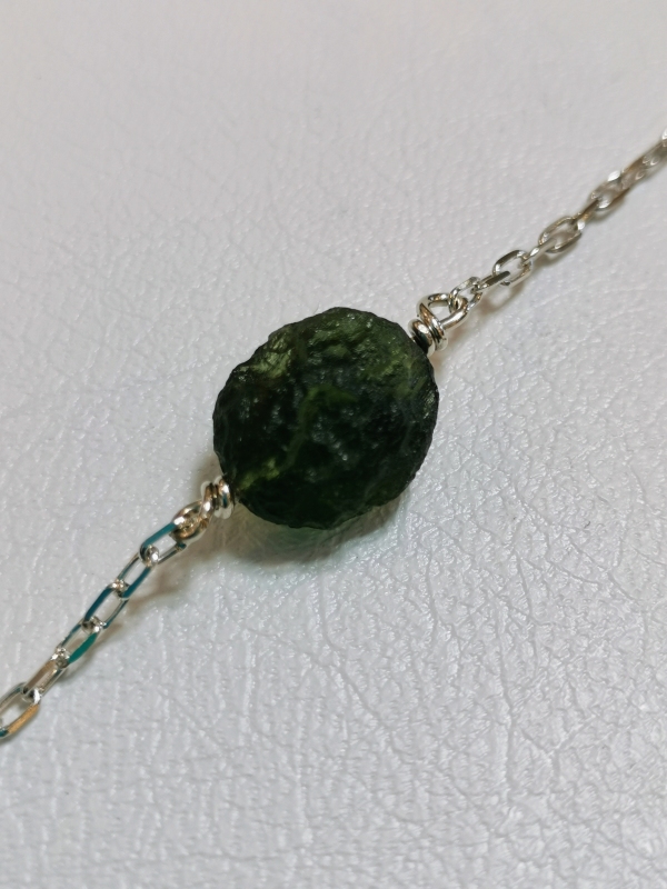 Stříbrný náramek s přírodním vltavínem