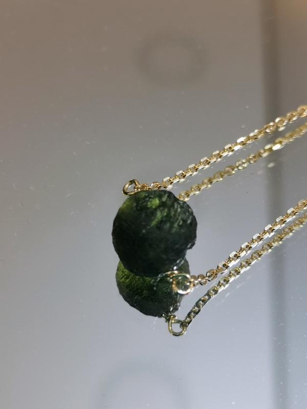 Zlatý náramek s přírodním vltavínem