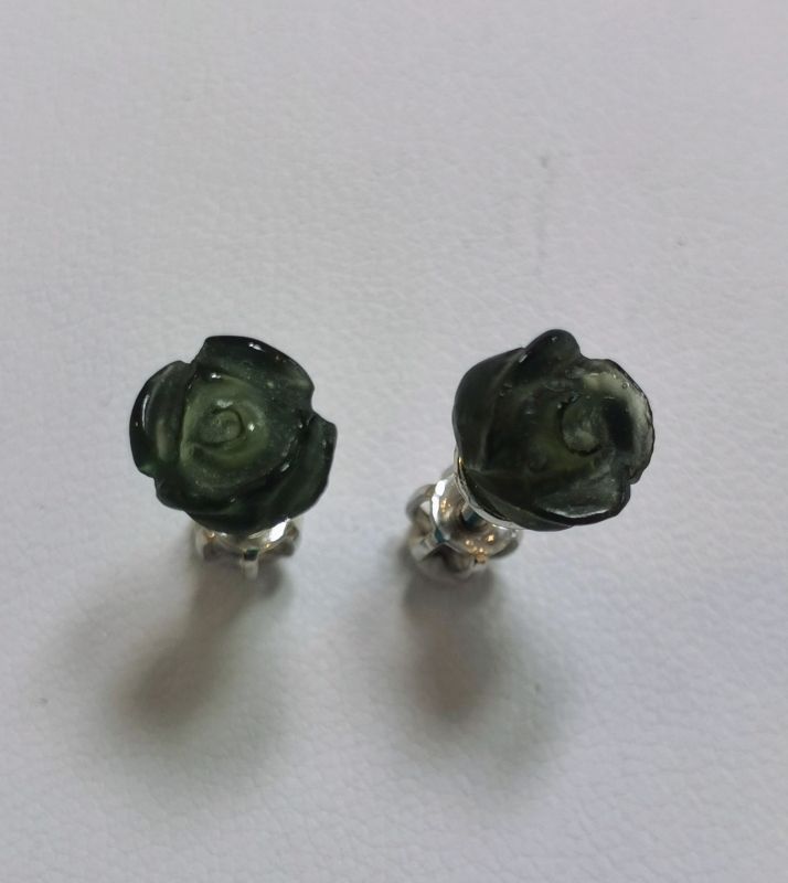 Stříbrné naušnice růže vyřezané z vltavínu