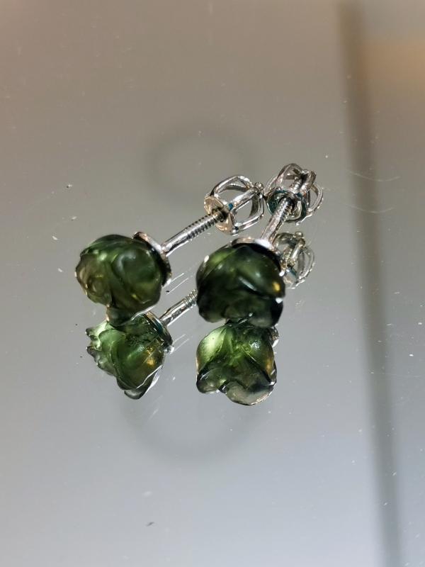 Stříbrné naušnice růže vyřezané z vltavínu