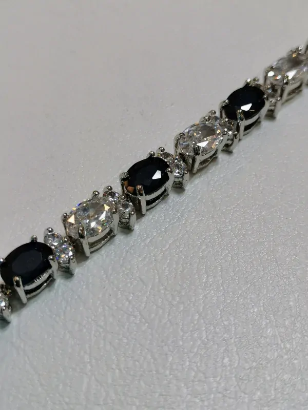 Luxusní náramek zdobený broušenými bílými a černými kameny
