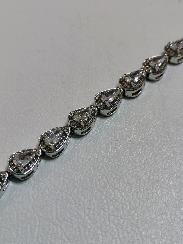 Luxusní náramek zdobený broušenými bílými kameny ve tvaru kapky