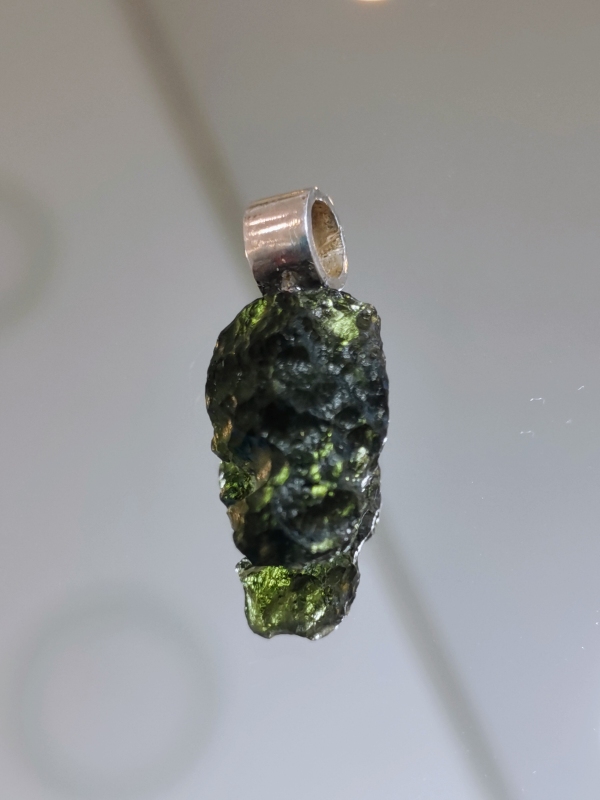 Přívěšek z přírodního vltavínu s ouškem ze stříbra