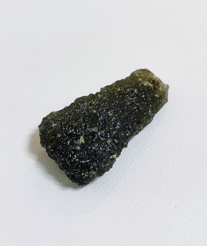 Surový vltavín Nesměň