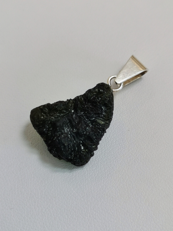 Přívěšek z přírodního vltavínu s ouškem ze stříbra