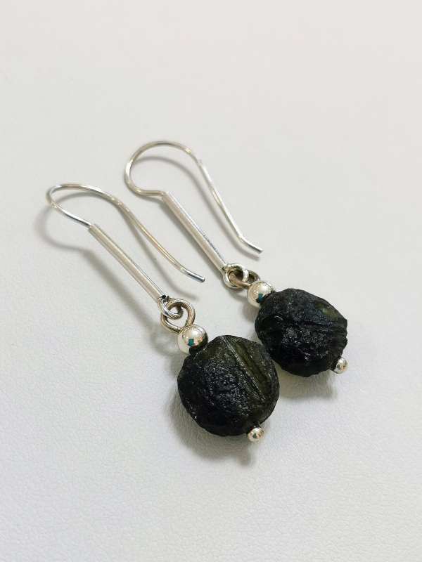 Stříbrné naušnice visací s přírodním vltavínem