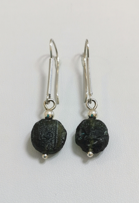 Stříbrné naušnice visací s přírodním vltavínem