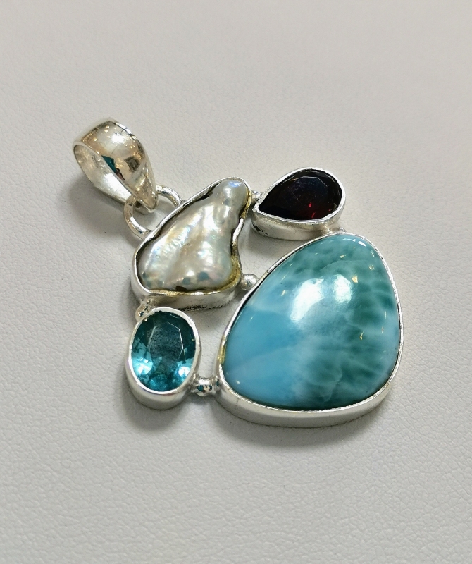 Exkluzívní stříbrný přívěsek s larimarem, akvamarínem, almandinem a perletí