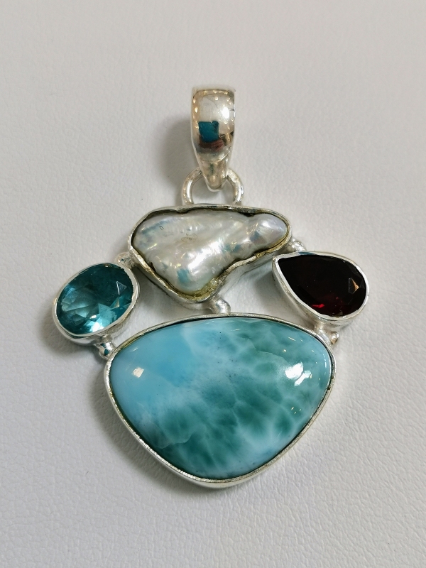 Exkluzívní stříbrný přívěsek s larimarem, akvamarínem, almandinem a perletí