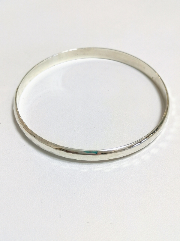 Stříbrný pevný náramek s jemným zdobením