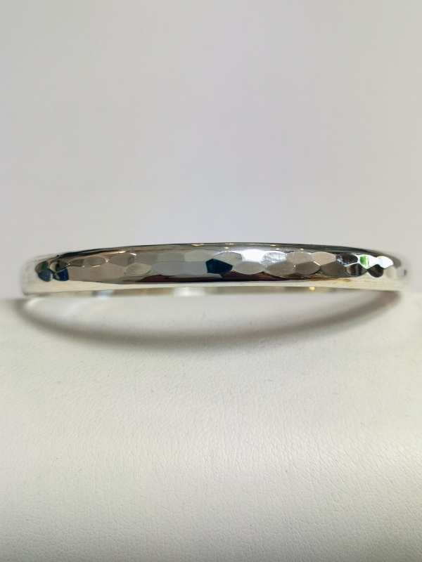 Stříbrný pevný náramek s jemným zdobením