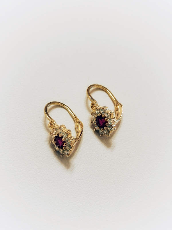 Zlaté dětské naušnice kytičky s červeným kamínkem