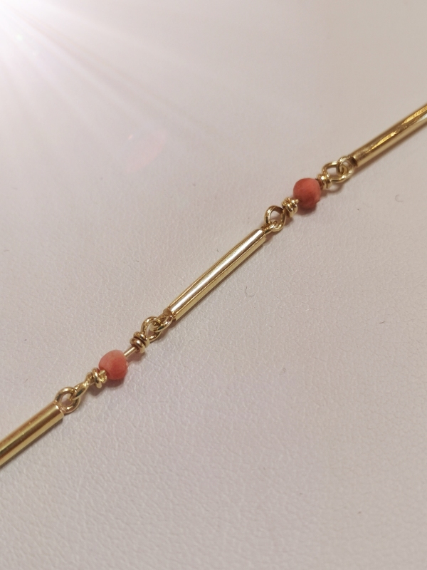 Zlatý náramek s mořským korálem