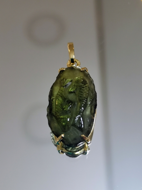 Přívěšek z vltavínu Ryby s ouškem ze žlutého zlata