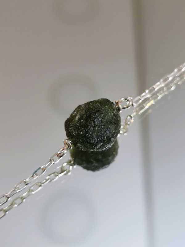 Stříbrný náramek s přírodním vltavínem