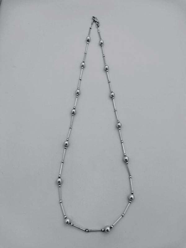 Stříbrný náhrdelník s kuličkami