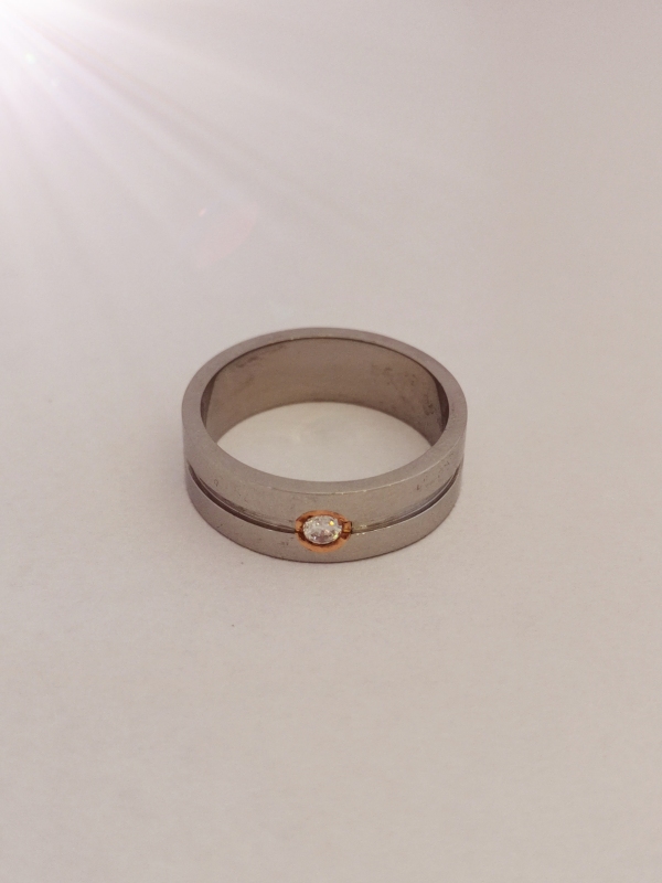 Ocelový prsten v kombinaci s červeným zlatem 