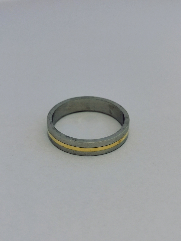 Ocelový prsten v kombinaci se žlutým zlatem 