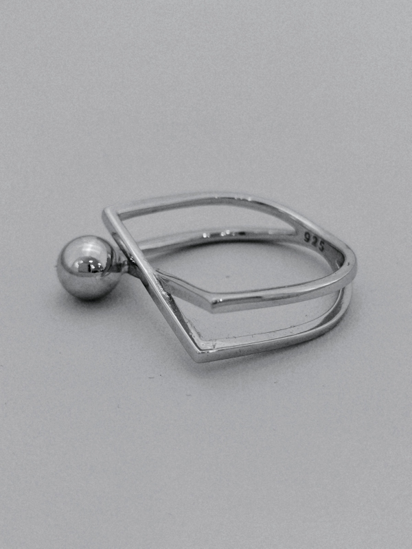 Exkluzivní stříbrný prsten s kuličkou