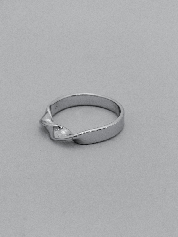 Stříbrný prsten se spirálou