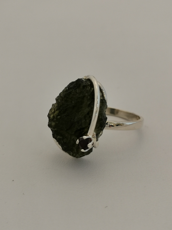 Stříbrný prsten s přírodním vltavínem