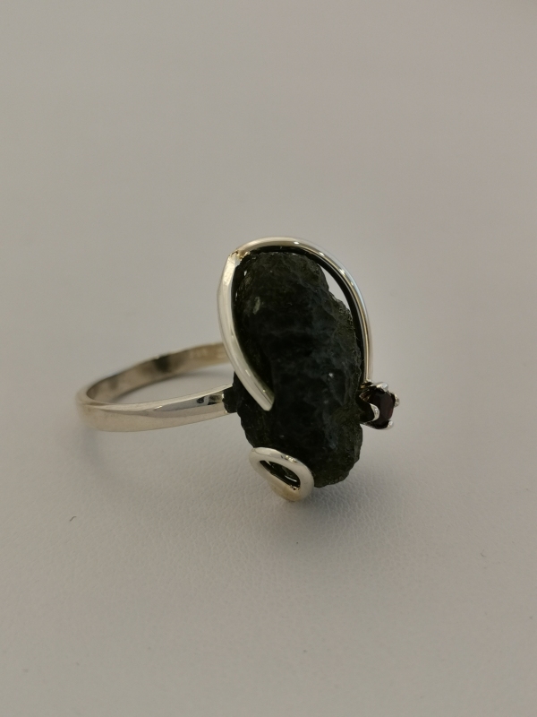 Stříbrný prsten s přírodním vltavínem