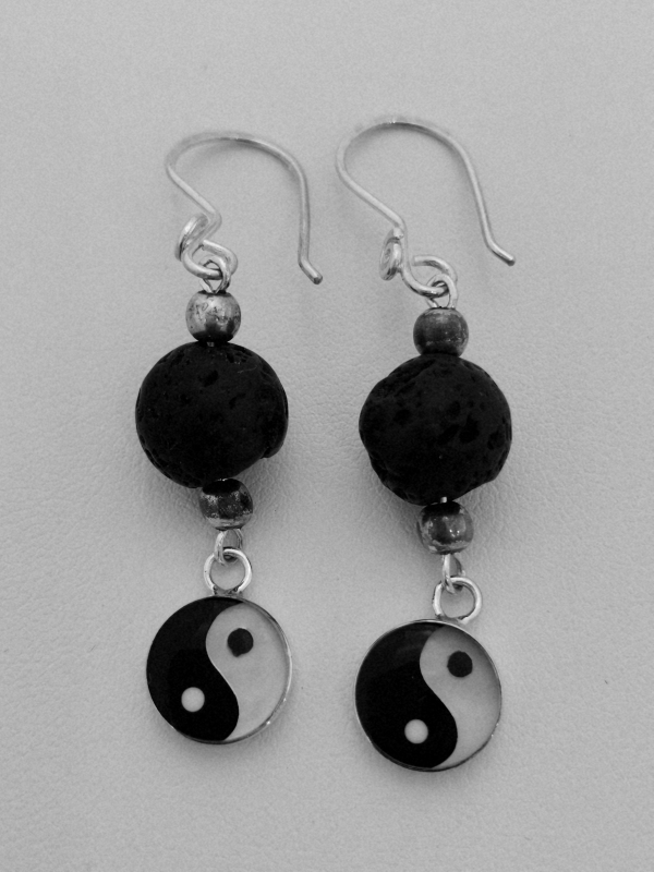 Stříbrné naušnice visací s lávou a znakem jing jang