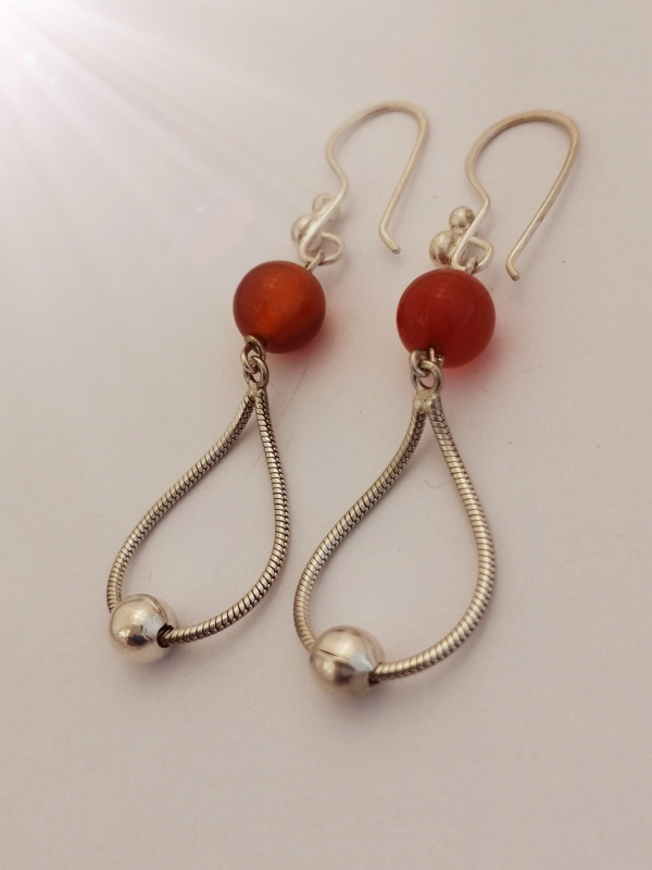 Stříbrné naušnice visací s karneolem