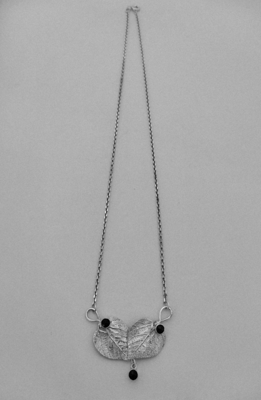 Stříbrný dámský náhrdelník s českými granáty - autorský šperk Jiřího Moravce