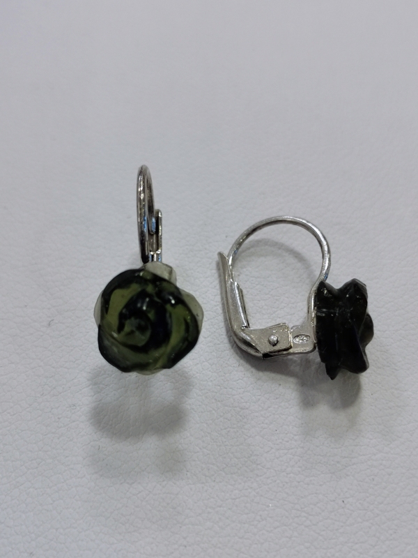 Stříbrné naušnice s růžemi vyřezanými z vltavínu