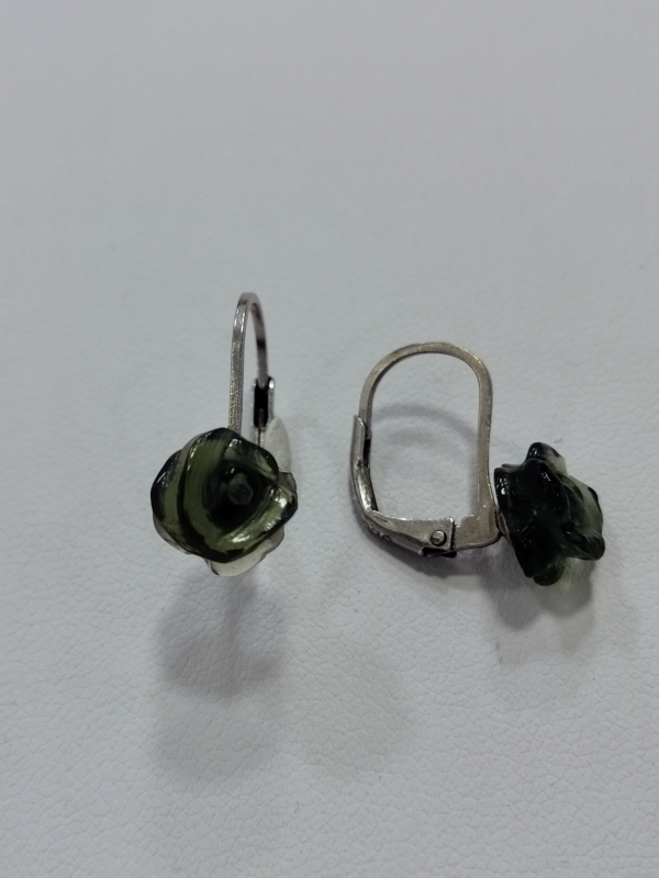 Stříbrné naušnice s růžemi vyřezanými z vltavínu